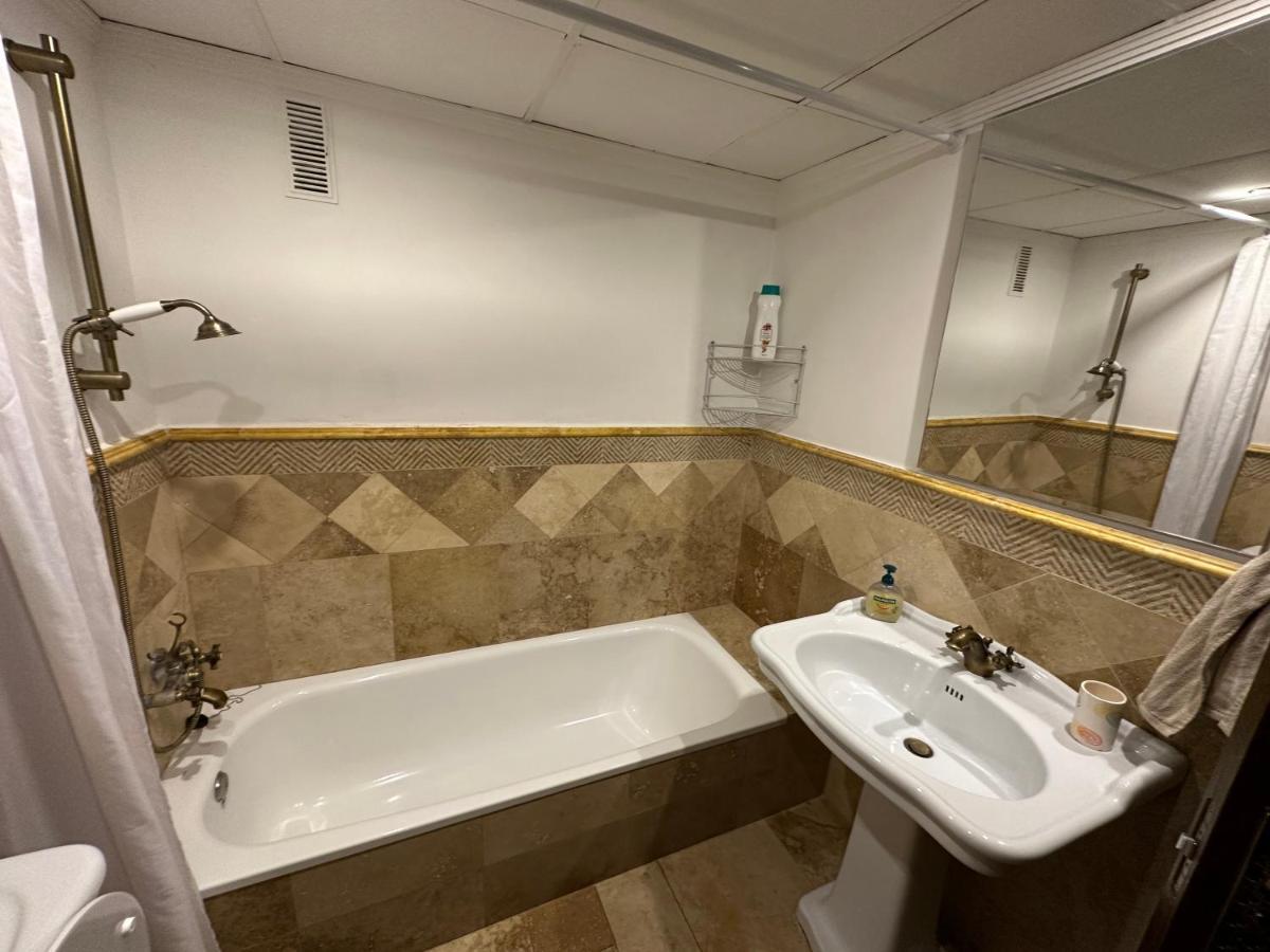 Апартаменты Apartamento En El Centro A Dos Minutos De La Playa Фуэнхирола Экстерьер фото
